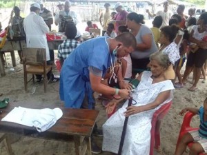 Colaboradores médicos cubanos en atienden a damnificados por terremoto en Ecuador.